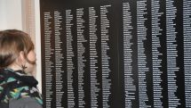 Holztafeln mit 1.285 Namen erinnern an Opfer der NS-Zeit